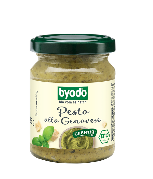 Bio Pesto alla Genovese von BYODO, 125 g, cremige grüne Basilikum-Pesto mit Olivenöl und Parmesan, in einem Glas.