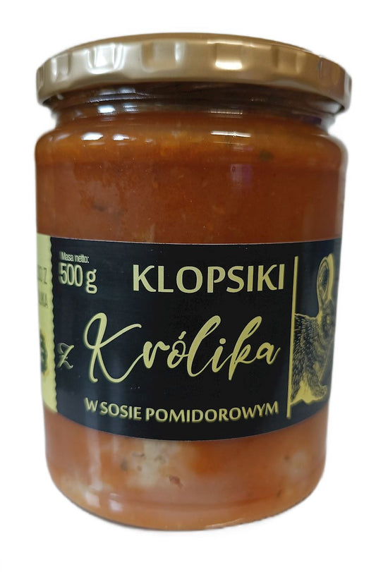 Gekochte KLOPSIKI Z KRÓGLÓK in Tomatensauce von KRÓLIKI AMCIU, 500 g, serviert auf einem Teller.