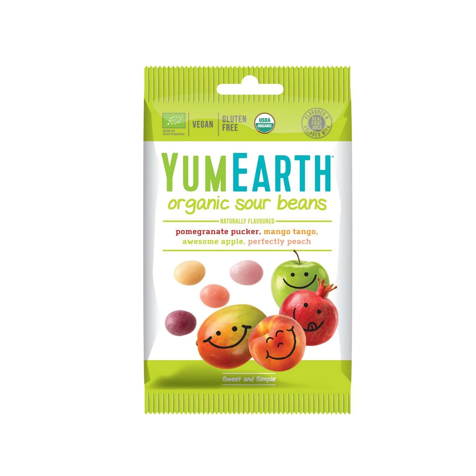 Bunte saure Fruchtbonbons von YUMEARTH mit Vitamin C, Bio-Qualität, in einer offenen Packung auf weißem Hintergrund