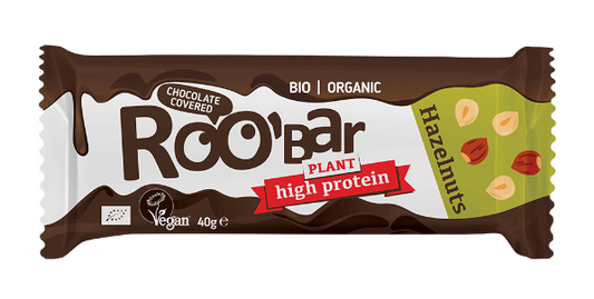 Glutenfreier Eiweißriegel mit Haselnüssen in Zartbitterkuvertüre von ROOBAR, BIO, 40 g, zeigt den Riegel mit Haselnüssen und Schokolade.