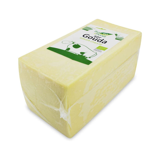Bio Gouda Käse 2 kg von BIO PLANET, reifer Käse in einer Verpackung, sichtbarer Schnitt mit glatter Oberfläche