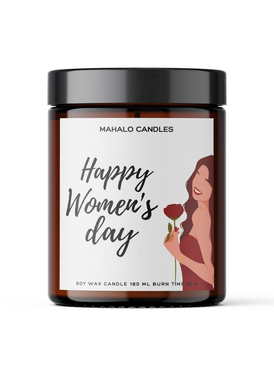 Handgefertigte Sojakerze FRAUENTAG von MahaloCandles in 180 ml mit dekorativer Verpackung und natürlichem Duft.