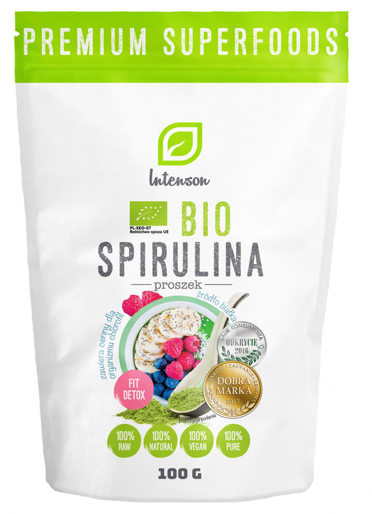 Bio-Spirulina Pulver von INTENSON, grünliches Pulver in einer transparenten Verpackung, ideal für gesunde Ernährung und Detox.