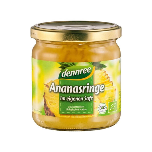 Bio Ananasscheiben in Sirup von DENNREE, 350 g, in einer geöffneten Dose auf einem Teller, frische Ananasscheiben in Sirup.