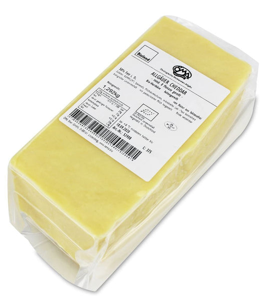 BIO-Cheddar-Käse von OMA, 1 kg, cremiger Käse mit 50 % Fett in der Trockenmasse, in Scheiben geschnitten.