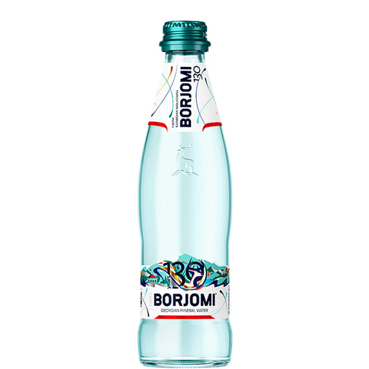 Sprudelndes Mineralwasserglas, 330 ml von BORJOMI, transparent Glas mit sprudelndem Mineralwasser gefüllt.
