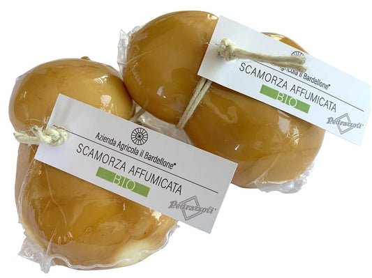 Geräucherter Scamorza affumicata-Käse von AZIENDA AGRICOLA IL BARDELLONE, BIO, 240 g, zeigt den gelben, geräucherten Käse in der Verpackung