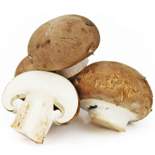 Bio braune Pilze von BIO PLANET, frische Pilze in 0,25 kg Verpackung auf einem Holzteller präsentiert.