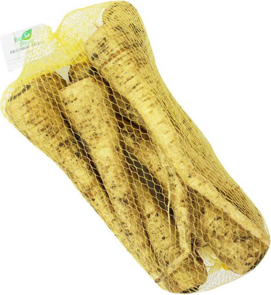 Frische Bio-Pastinaken vom BIO PLANET, polnisch, ca. 0,50 kg, auf einem Holztablett präsentiert