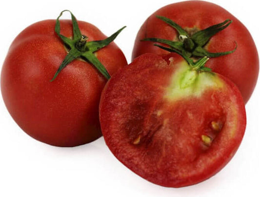 Frische, runde Bio-Tomaten in Großpackung, circa 5 kg, von BIO PLANET, auf einem Holztisch liegend.