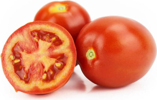 Große Verpackung von ca. 5 kg frischen, länglichen Bio-Tomaten von BIO PLANET, polnische Herkunft, auf einem weißen Hintergrund.