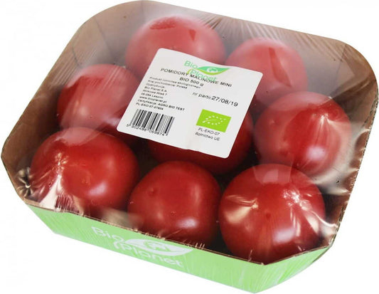 Frische BIO PLANET Mini-Himbeertomaten, polnische Bio-Himbeertomaten, ca. 0,50 kg, saftig und rot auf einem Korb.