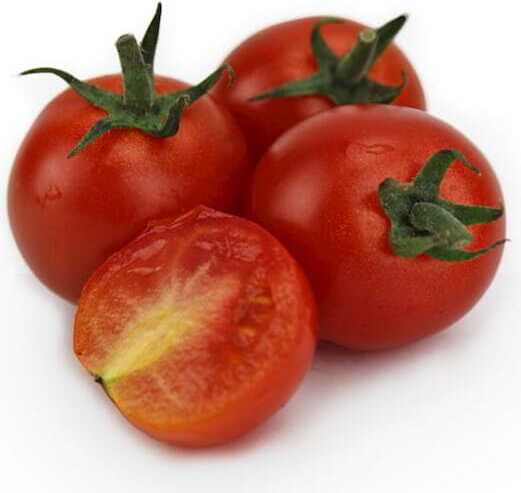 Frische Bio-Cherrytomaten von BIO PLANET, ca. 0,25 kg, auf einem Teller mit grünen Blättern dekoriert.