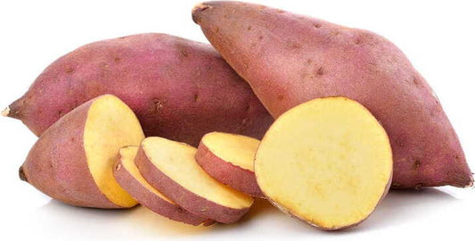 Frische weiße Bio-Süßkartoffeln von BIO PLANET, ca. 1 kg, auf einem Holztablett, sauber und bereit zum Kochen.