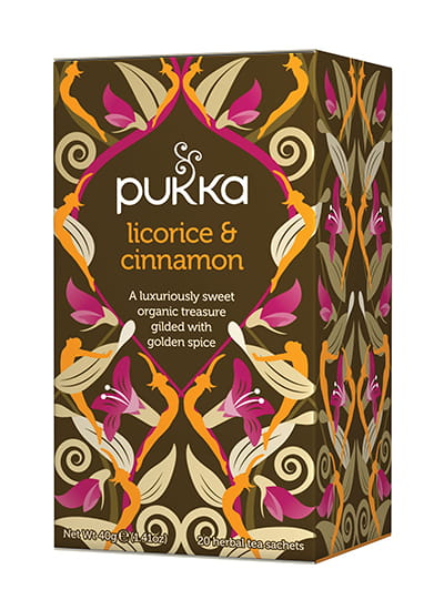 BIO Süßholz- und Zimttee von PUKKA in einer Packung mit 20 Beuteln, geöffneter Teebeutel und Teeblätter in einer Tasse