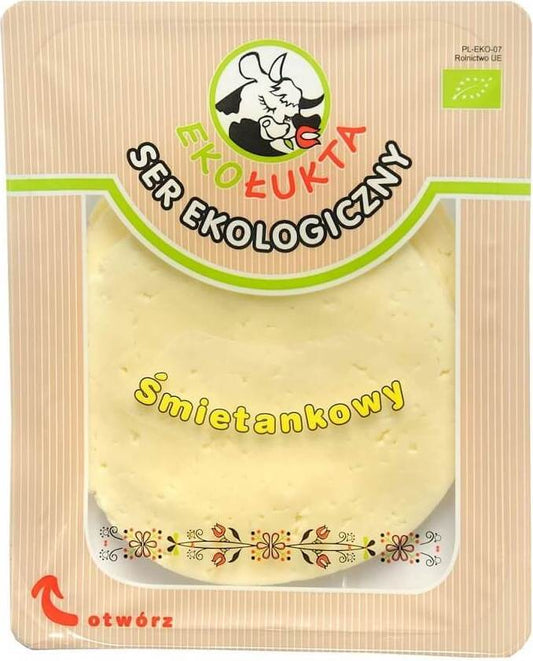 Gelbe Bio-Labkäse Frischkäsescheiben von EKO ŁUKTA, 125 g, frische, cremige Käseplatten auf weißem Hintergrund.