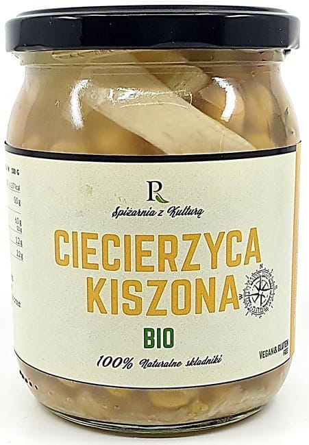 Eingelegte Kichererbsen in einem Glas, 300 g, von biogo, auf einem Küchenhintergrund.