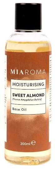 Süßmandelöl von Holland & Barrett in 100 ml Flasche, naturbelassenes Mandelöl für Haut und Pflege, auf einem weißen Hintergrund.