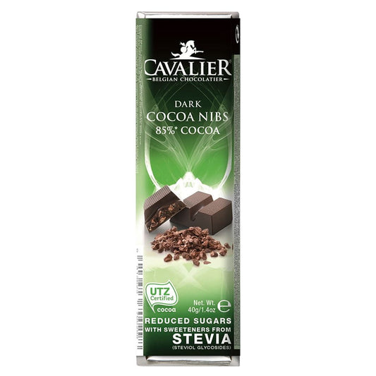 Dunkler Schokoriegel mit gerösteten Kakaobohnen von CAVALIER, 40g, zeigt den Riegel mit Kakaobohnen auf der Verpackung