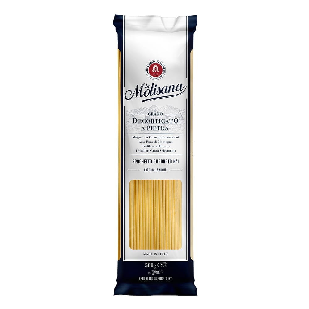 Quadratische Spaghetti Nr. 1 von LA MOLISANA in 500 g Verpackung, trockene italienische Pasta auf einem Holztablett.