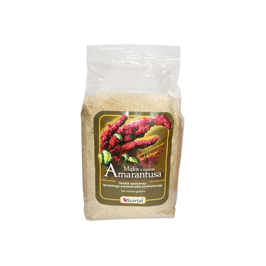 Mehl aus Amaranth von SZARŁAT, 500 g, zeigt ein offenes Päckchen mit goldgelbem Amaranthmehl auf einer Küchenoberfläche.
