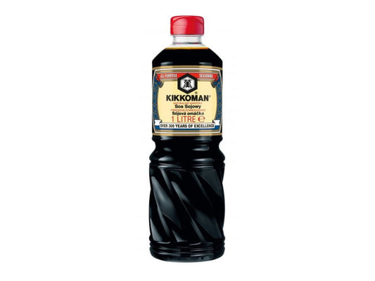 1000ml Kikkoman Sojasauce Flasche mit rotem Verschluss auf weißem Hintergrund