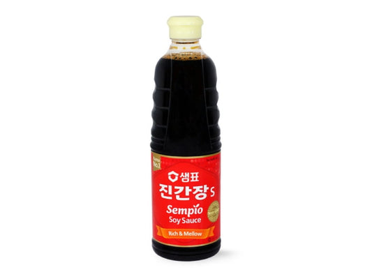 Dunkle Sempio Sojasauce in 930 ml Flasche mit dunkler Flüssigkeit und typischem Sojasaucengeschmack