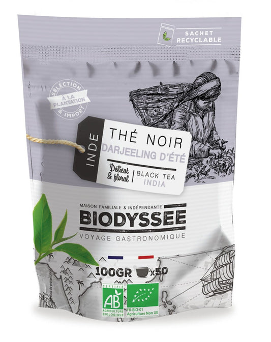 Schwarzer Darjeeling Tee von Biodyssee in 100g Bio-Qualität, lose Teeblätter in einer transparenten Verpackung.