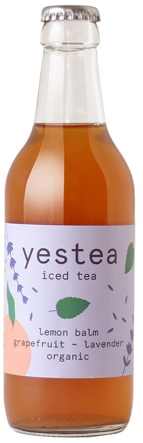 Kühles Eisteegetränk mit Zitronenmelisse von YESTEA, Bio, 330 ml Flasche mit Zitronenmelisse und Zitronenscheiben