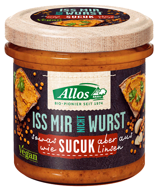 Veganer glutenfreier Pasta mit Sucuk-Wurst von ALLOS, Bio-Qualität, 135 g, frisch auf einem Teller angerichtet